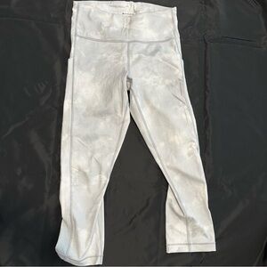 Like new athleta ultimate stash pocket capri legging